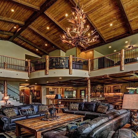 Whispering Pines Lodge: 9 Bedroom 伊格尔里弗 外观 照片