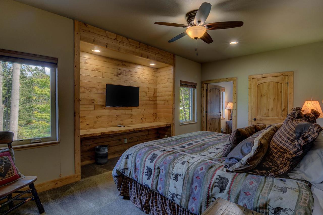 Whispering Pines Lodge: 9 Bedroom 伊格尔里弗 外观 照片