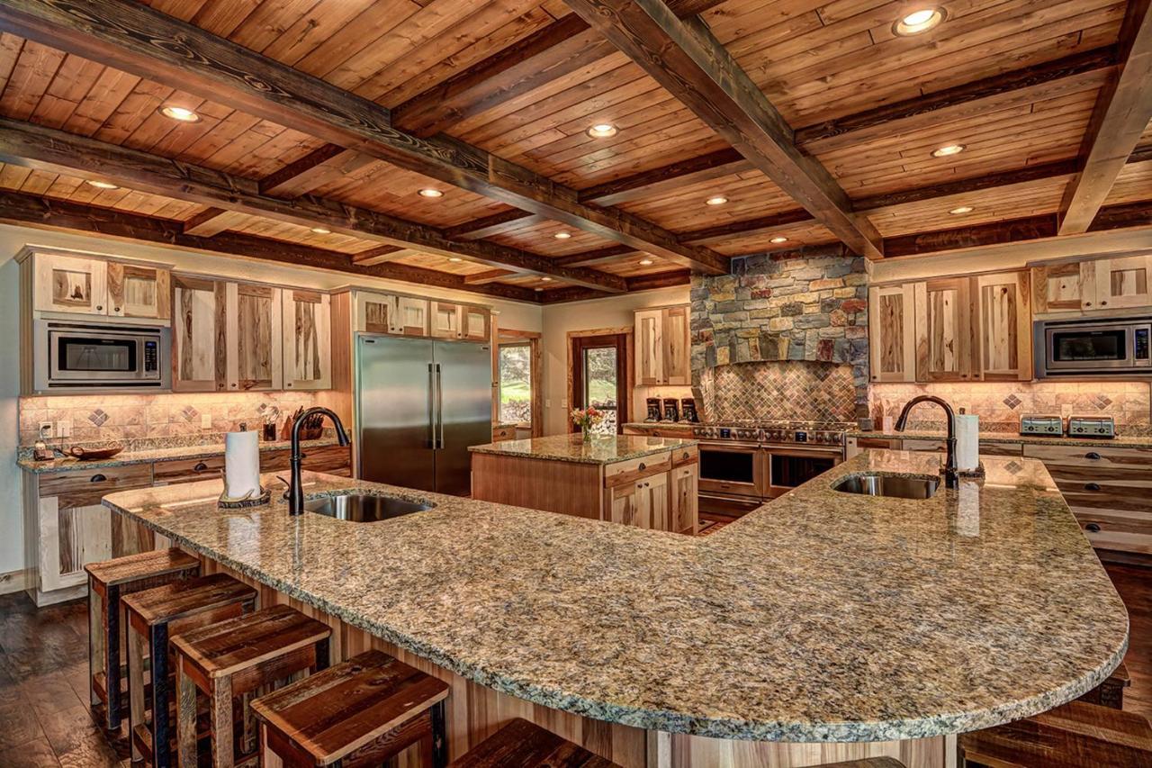 Whispering Pines Lodge: 9 Bedroom 伊格尔里弗 外观 照片