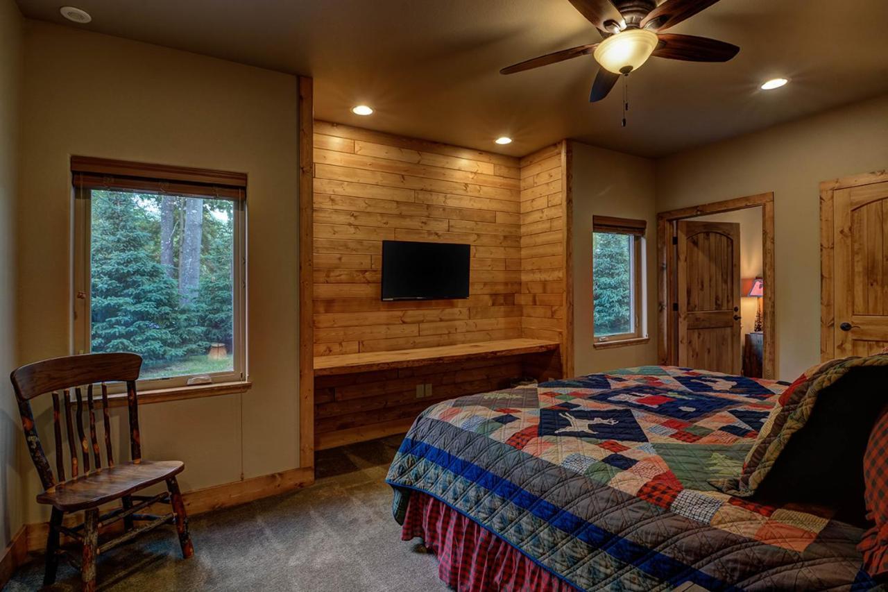 Whispering Pines Lodge: 9 Bedroom 伊格尔里弗 外观 照片